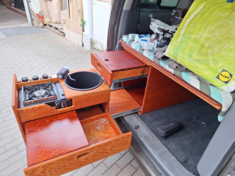 Kuchyňa do obytného vozidla (camper van) – čerešňové drevo