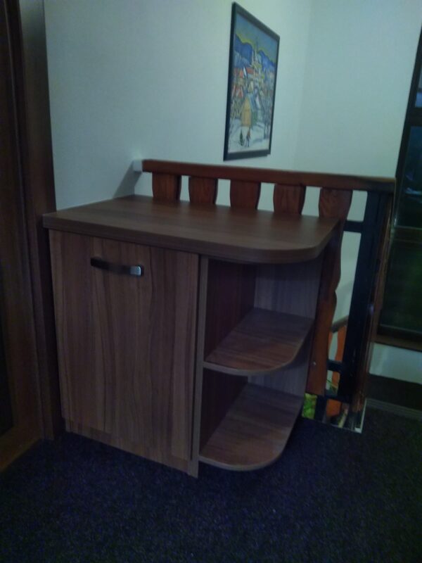 Nábytok na mieru – tmavé drevo, skrinka so zásuvkami