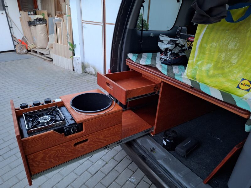 Camper van kuchyňa – otvorené zásuvky s varnou doskou