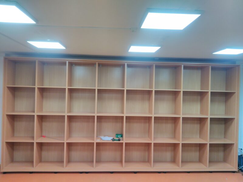 Komerčné regály na mieru – bukové drevo, pred montážou dverí