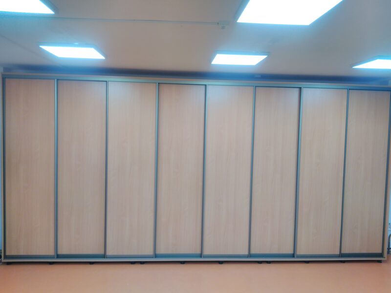 Komerčné regály – po montáži posuvných dverí