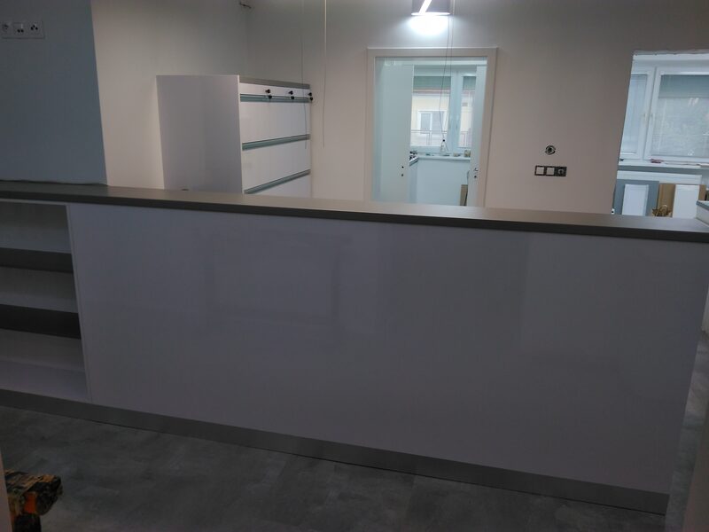 Recepcia zubnej ambulancie – biely pult na mieru