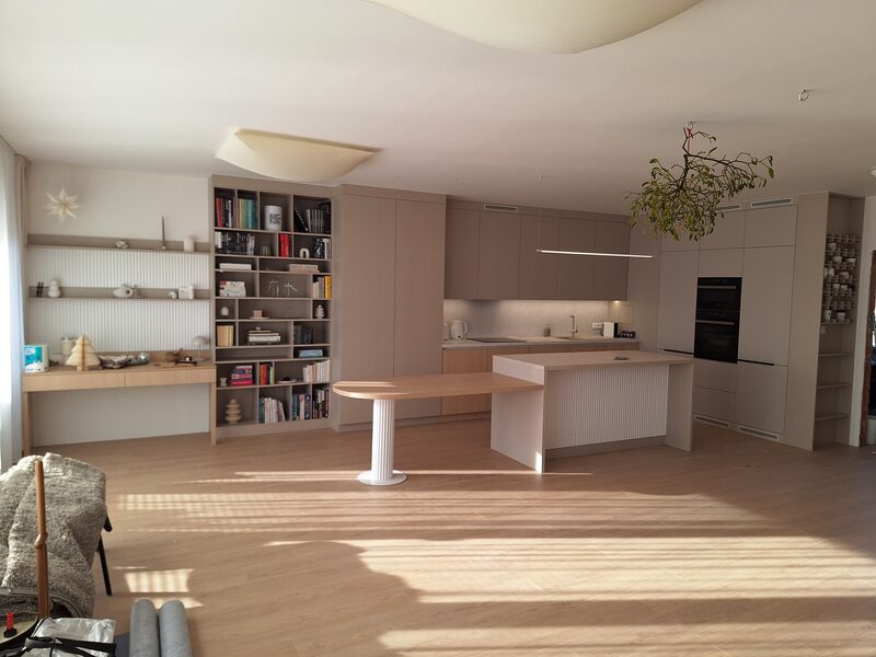 Luxusná kuchyňa s ostrovčekom a knižnicou – béžové tóny