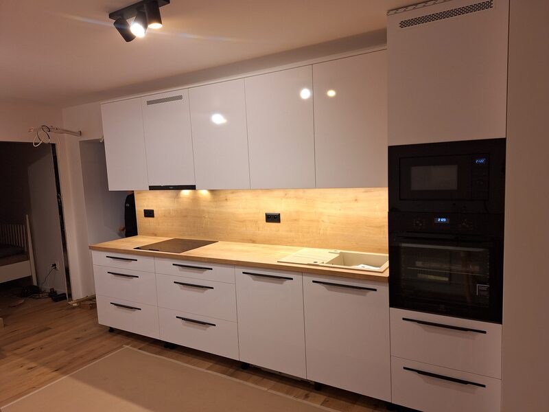 Biela kuchyňa – rohový detail dvierok