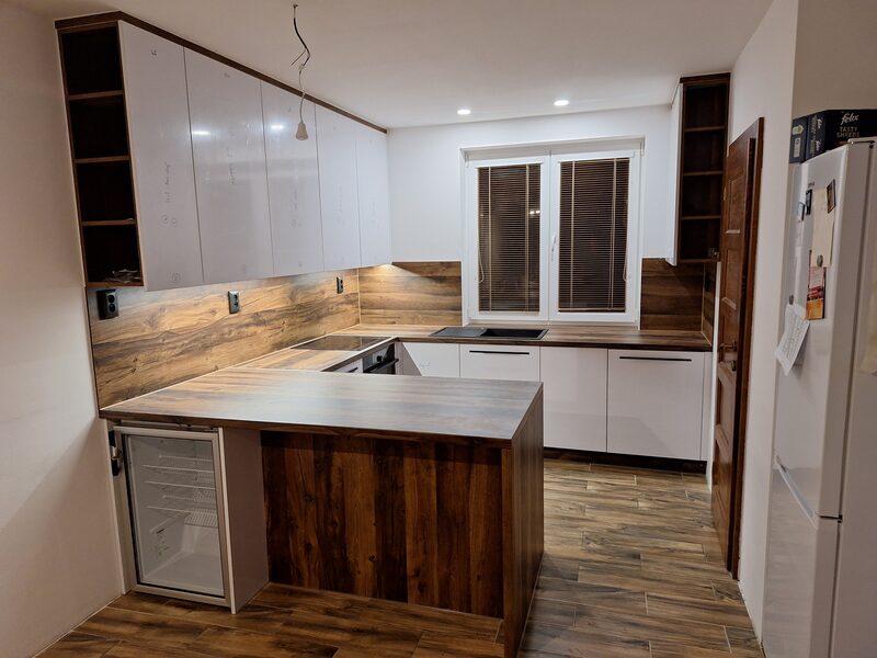 Kuchyňa s drevenou pracovnou plochou – U-tvar s ostrovčekom