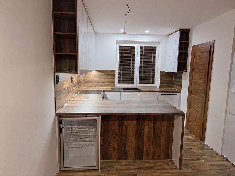 Kuchyňa s ostrovčekom a drevenou pracovnou doskou