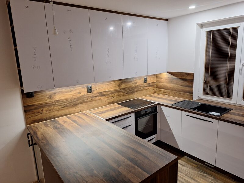 Kuchyňa s ostrovčekom – pohľad zboku