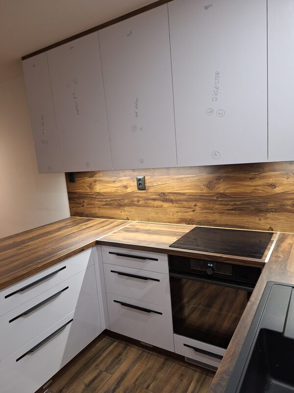 Kuchyňa s drevenými dvierkami – detail