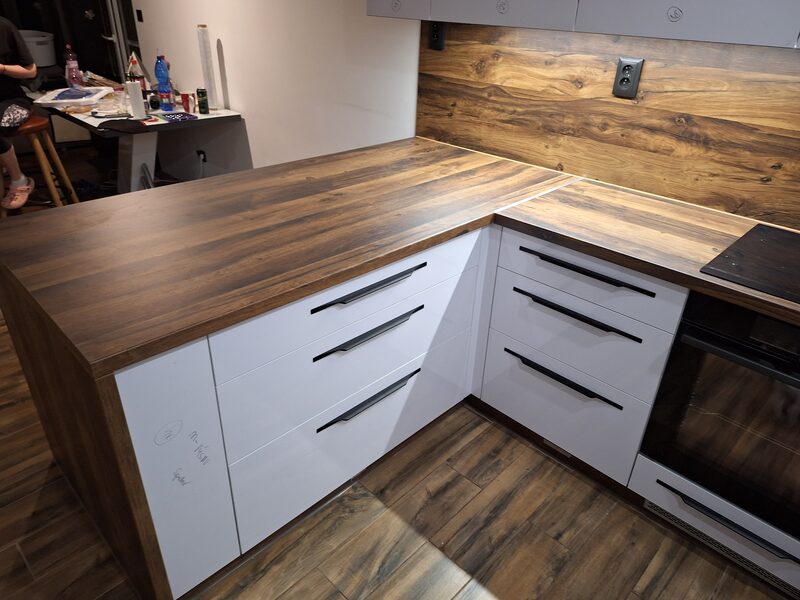 Kuchyňa s drevenou pracovnou plochou – spodná zostava