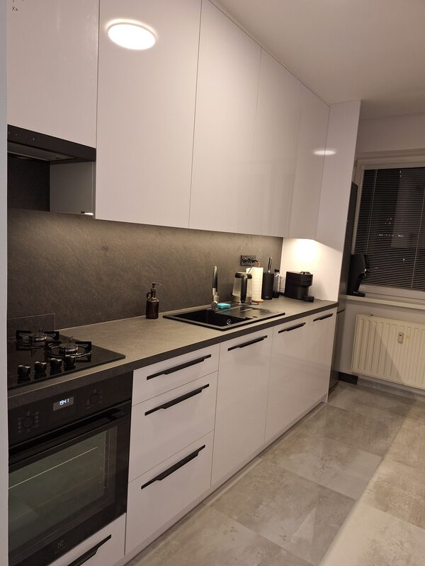 Biela lesk kuchyňa – celkový pohľad