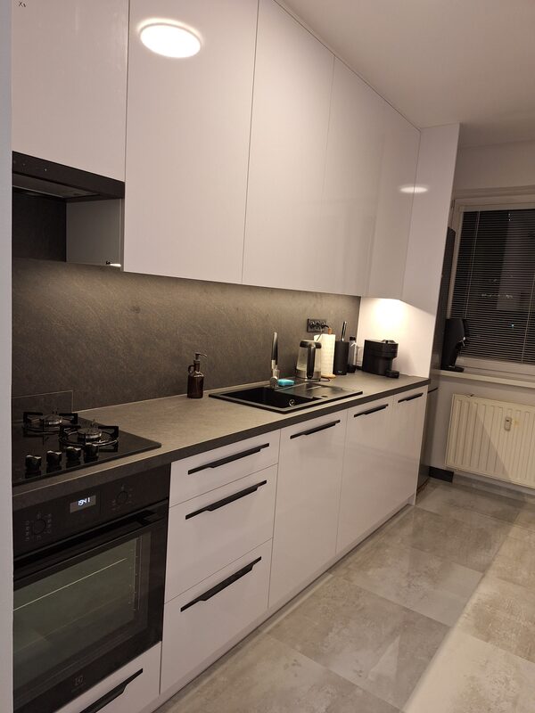 Biela kuchyňa – horné skrinky a digestor