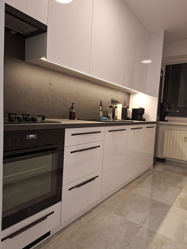 Biela kuchyňa – detail pracovnej plochy s drezom