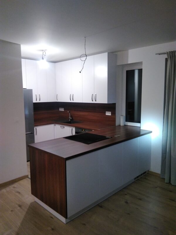 Kuchyňa s orechovou pracovnou doskou – celkový pohľad