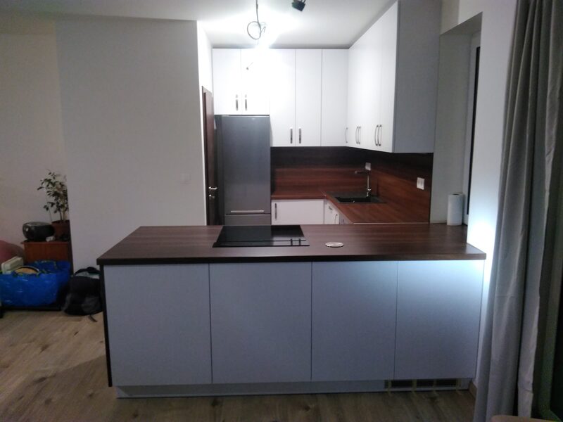 Kuchynská linka – detail dvierok a pracovnej plochy