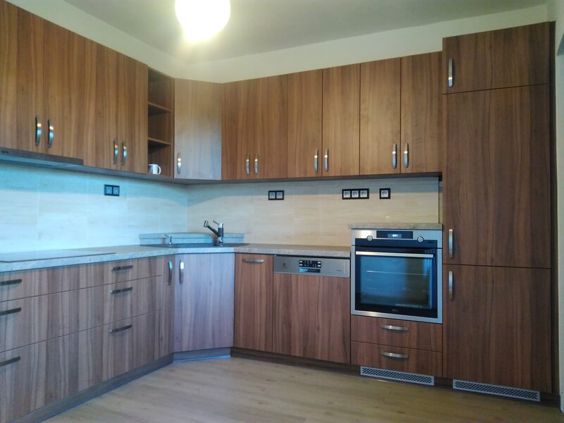 Orechová kuchyňa – celkový pohľad s varnou doskou