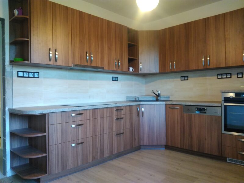 Kuchyňa z orechového laminátuz – detail dvierok