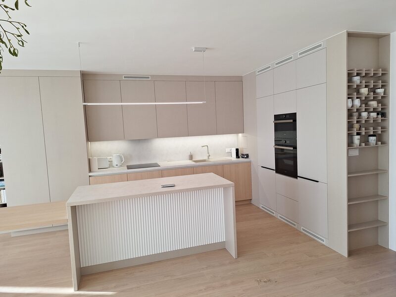 Open-plan kuchyňa – celkový záber s jedálenskou časťou