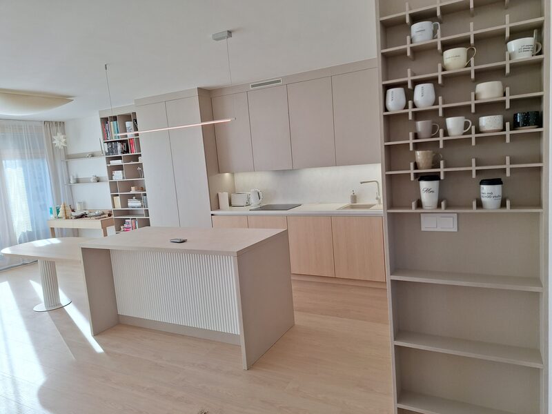 Open-plan kuchyňa – horné skrinky a osvetlenie