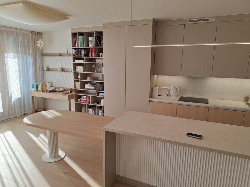Open-plan kuchyňa – pohľad od obývacej časti