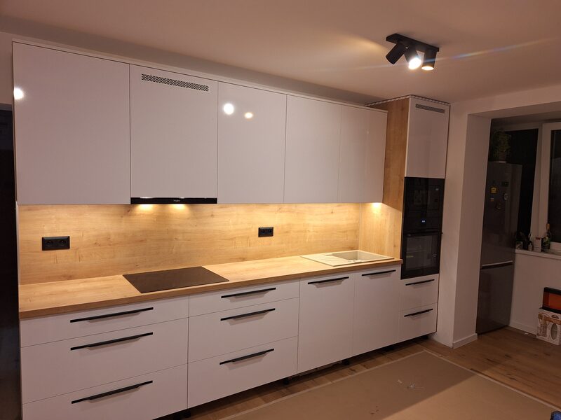 Biela kuchynská linka s LED podsvietením