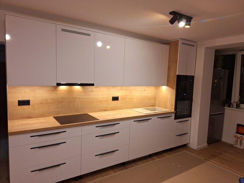 Biela kuchyňa – detail hornej časti s podsvietením