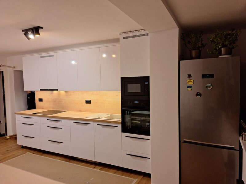 Biela kuchyňa – pracovná plocha a drez