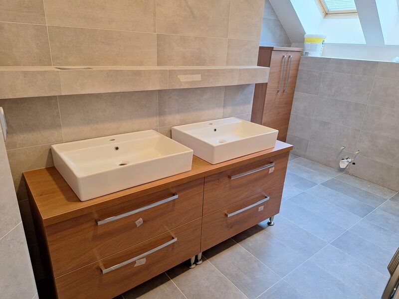 Dvojitá kúpeľňová skrinka z orechového laminátuz – celkový pohľad