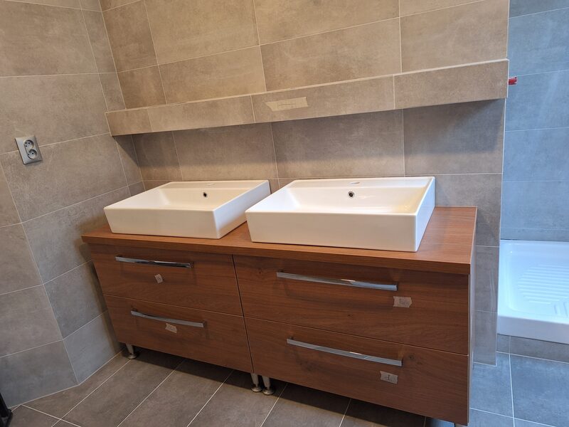 Kúpeľňová skriňka z orechového laminátuz – detail umývadlového pultu