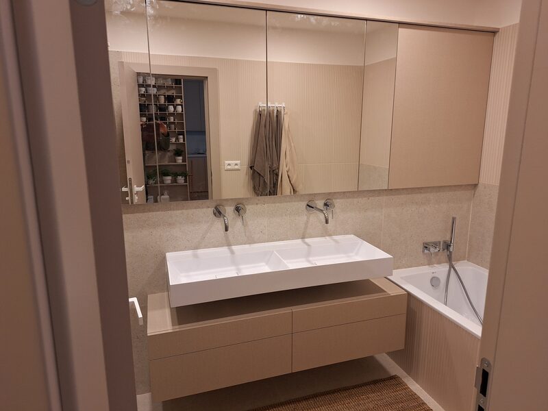 Béžová kúpeľňová zostava so zrkadlovou skrinkou