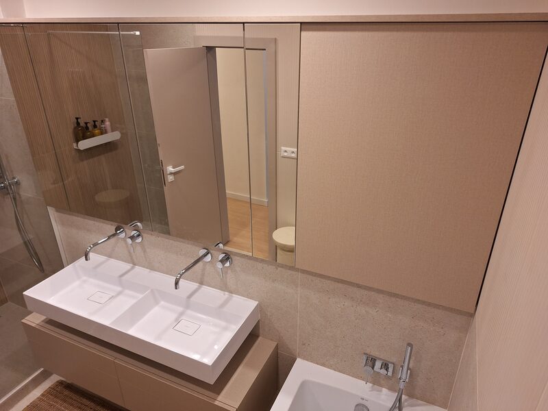 Kúpeľňová zostava – detail dvierok a rukovätí