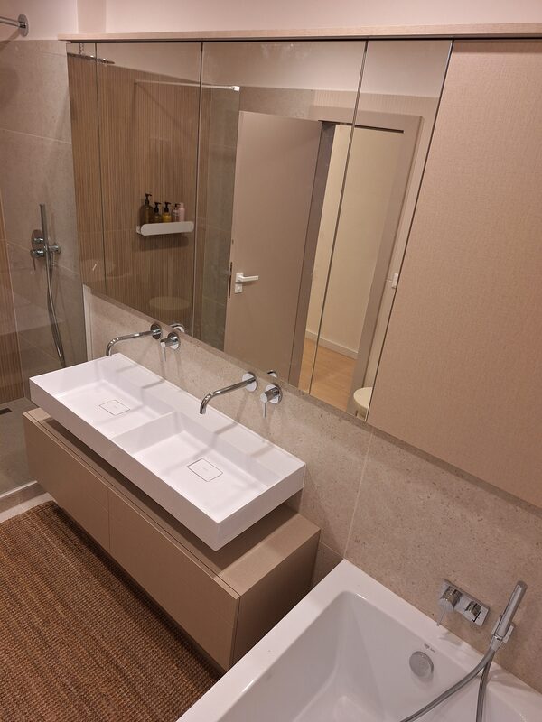 Béžová kúpeľňová skriňka – záverečná realizácia