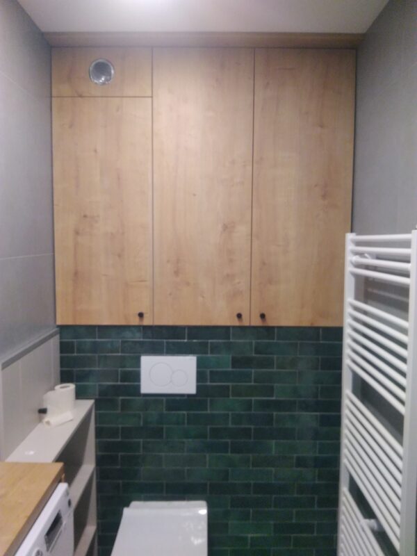 Kúpeľňová skriňka nad záchod – dubový laminát, zelené obklady