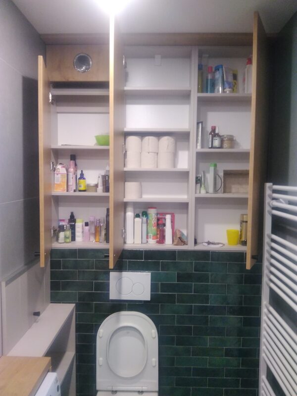 Kúpeľňová skriňka – otvorený interiér s poličkami