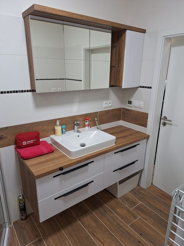 Obývačková stena – knižnica v celej výške