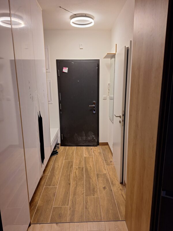 Obývačková zostava – celkový pohľad so sedačkou