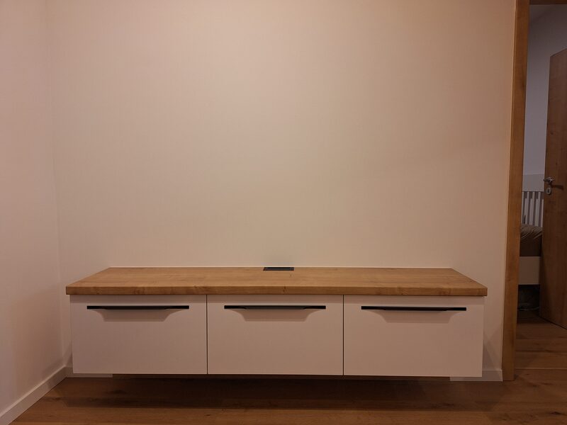 Floating TV jednotka biela + dubová doska