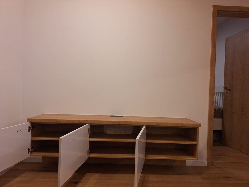 Floating TV jednotka – detail zásuviek a políc