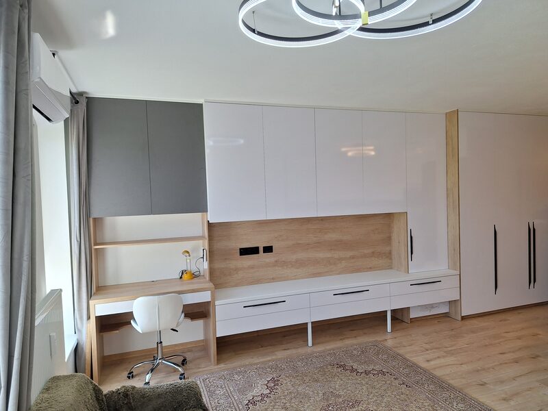 Obývačková stena – detail knižničného modulu s osvetlením