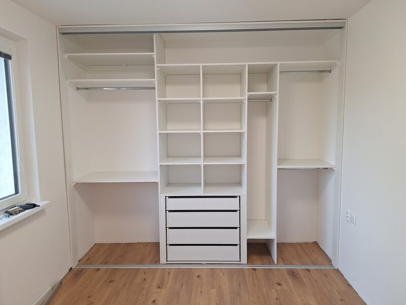 Biela knižnica – pohľad zboku