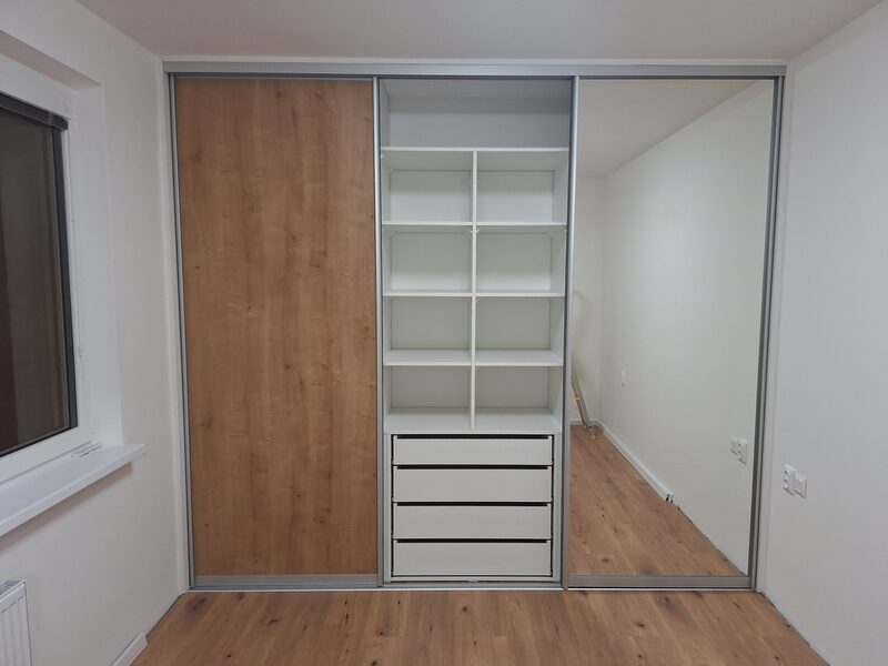 Biela knižnica – detail so záhradou v pozadí