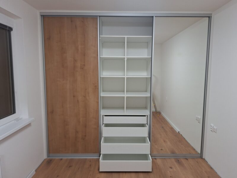 Biela knižnica s otvorenými poličkami – realizácia