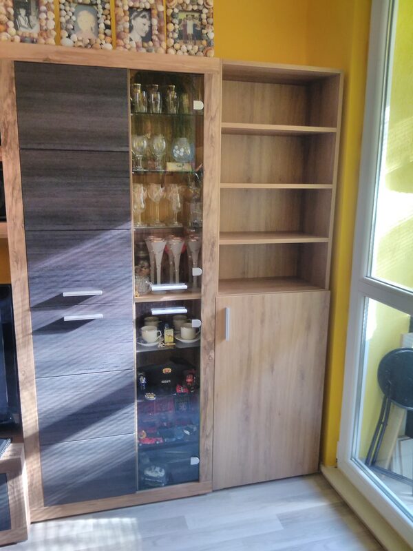 Vitrína do obývačky s drevom a sklom