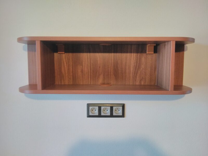 Polica z orechového laminátuz – nástenná montáž