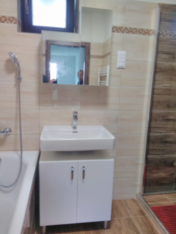 Nástenné police – detail montáže