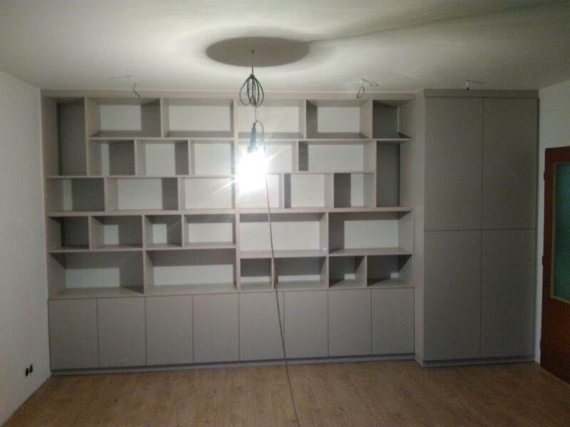 Obývačková stena so šedými skrinkami