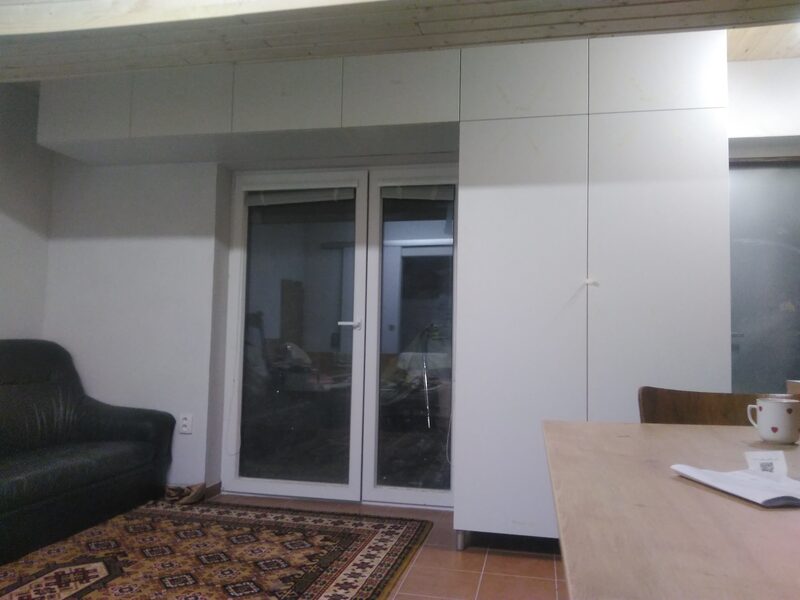 Obývačkové skrinky okolo balkónových dverí