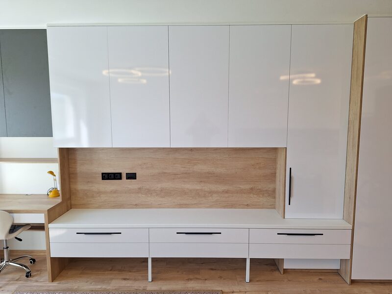 Obývačková stena – pracovný kút so stolom