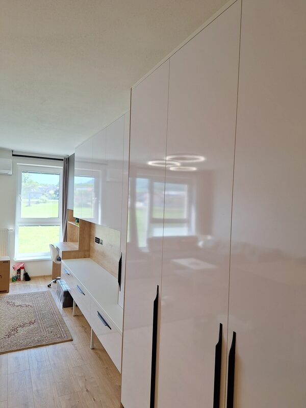 Obývačková stena – detail otvorených políc a LED pásu