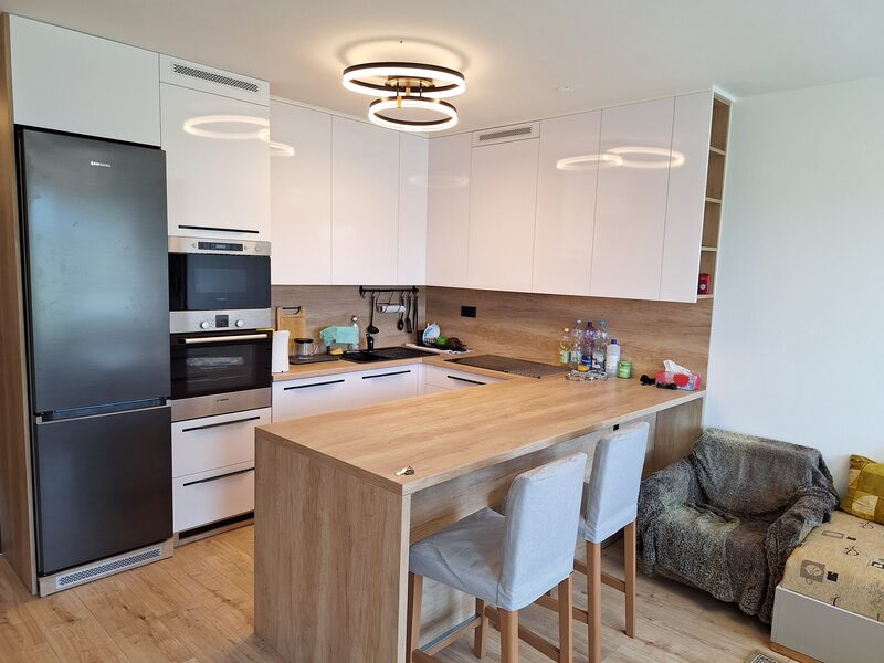 Obývačková stena – detail dvierok a rukovätí