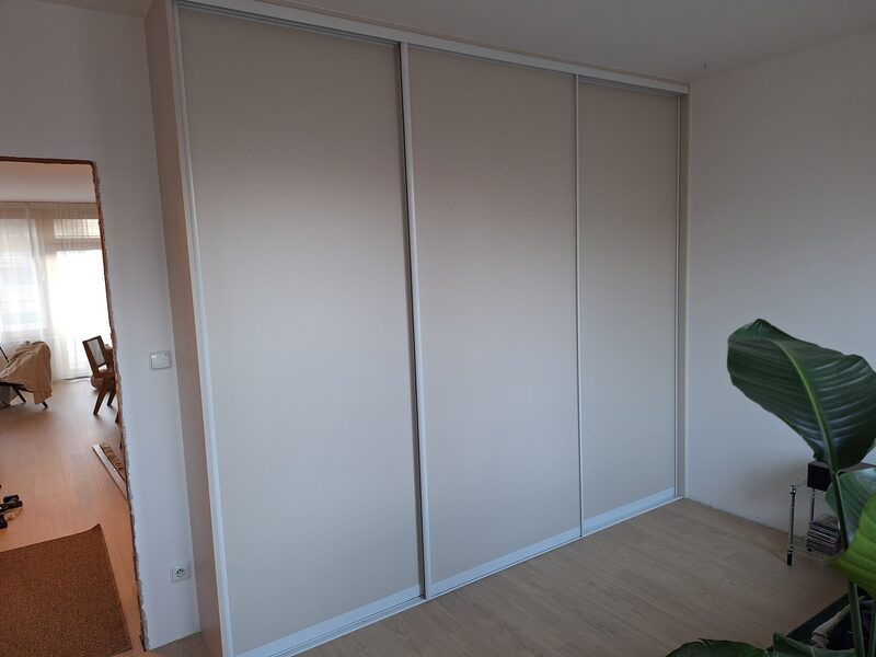 Krémová 3-krídlová posuvná skriňa do podlahy a stropu